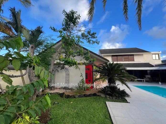 Luxury Living in the North: Villa with Pool, Office, and Studio