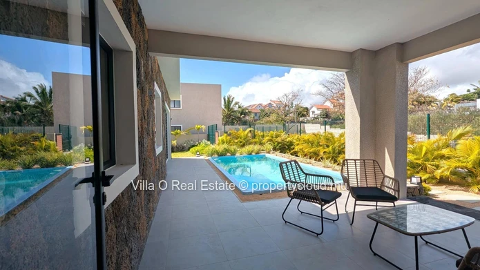 Dans une toute nouvelle résidence sécurisée, exclusive, avec un superbe jardin commun de 2000 m2, jolie maison avec j...