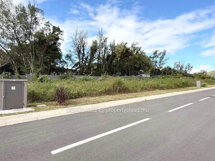 11,80 Perches Terrain Résidentiel à Vendre – Lotissement Pierrefonds, Quatre-Bornes 