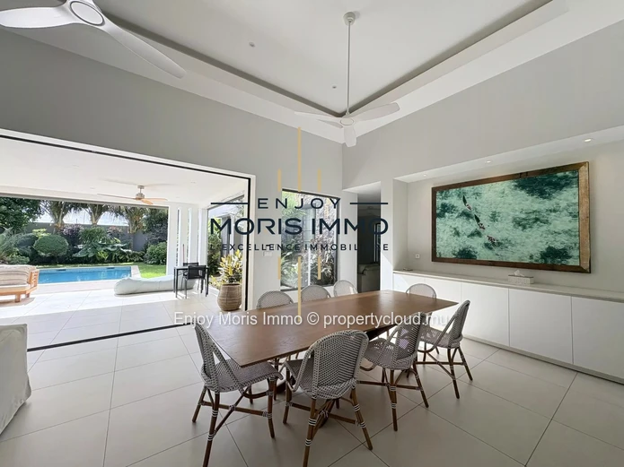 Luxury contemporary villa for sale in Grand Bay – 4 bedrooms | Private swimming pool | Secured residence | 300 sqm