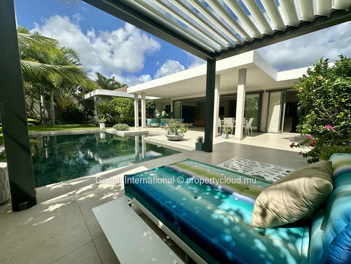 Villa contemporaine avec piscine à débordement et pergola bioclimatique à Grand Baie