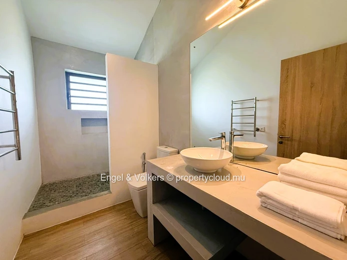 Luxury 4 bedroom Villa with garden and swimming pool for rent in Moka