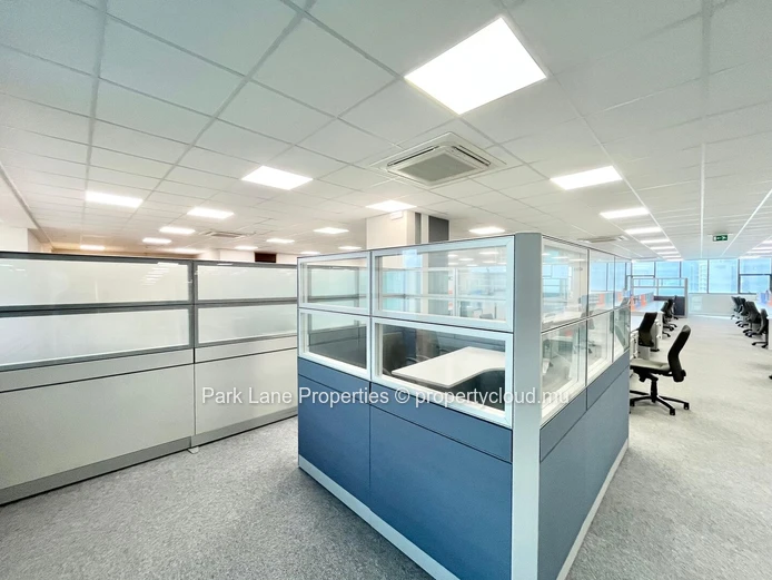 Bureau meublé de 998 m² prêt à être occupé à Ebene