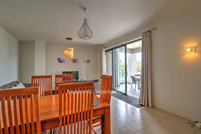 Bel appartement de trois chambres avec terrasse et vue sur la mer