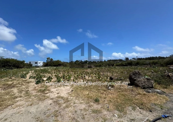 Ce terrain de 25 perches offre le cadre idéal pour la maison de vos rêves ou votre projet d’investissement.