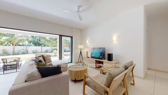 Luxury G+2 Apartment with Communal Pool in Péreybère, 143m² Living Space, Sea Access, Close to Amenities 