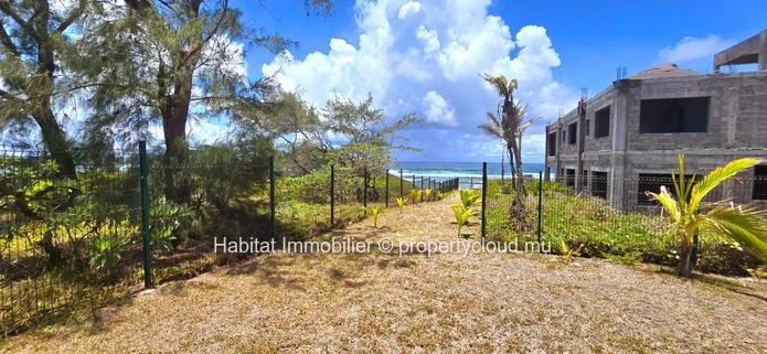 Unfurnished house of 290m² on a leasehold land of 680 toises with private access to the sea  at Poste Lafayette