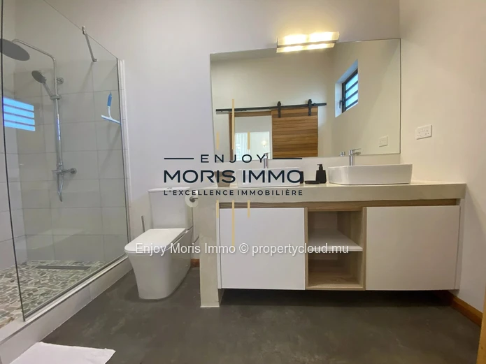 Stunning 4-bedroom modern villa in Calodyne