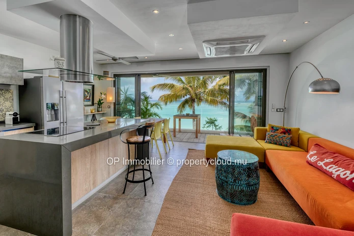 Penthouse à vendre à Péreybère, Grand Baie, 94m², 2 chambres, piscine commune, vue mer, meublé, climatisé. Rs 42M.