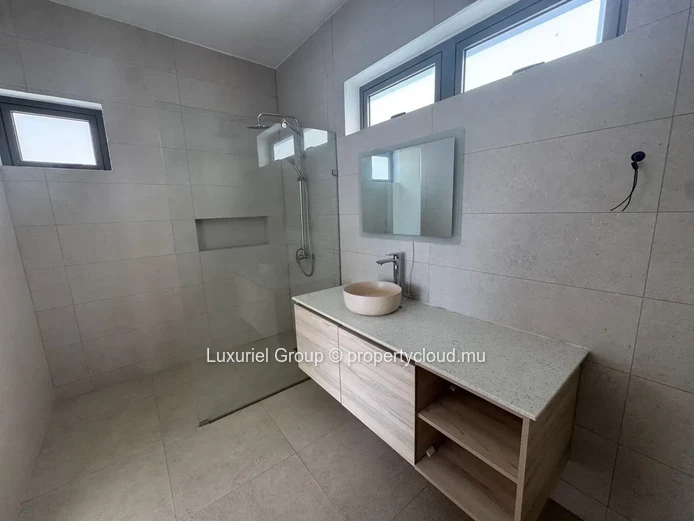 New Build Villa in Péreybère with En-Suite Bedrooms 