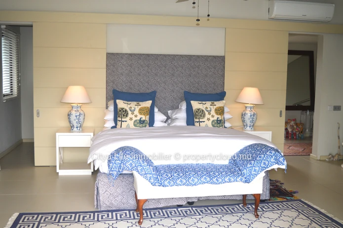 This gated residence gives both the opportunity of living by the river and by the sea…