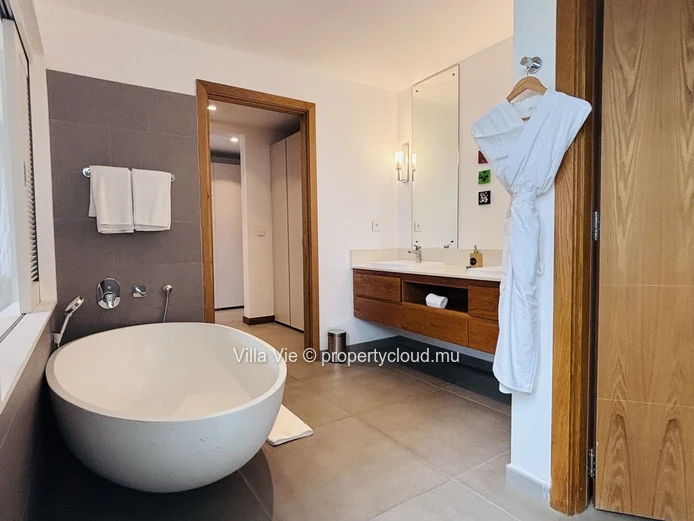 Grand Gaube - 4-bedroom ensuite villa with swimming pool
