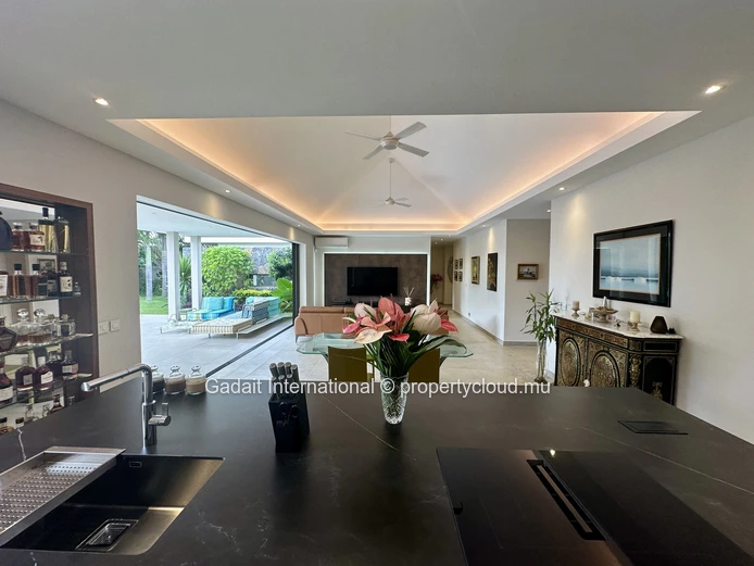 Villa contemporaine avec piscine à débordement et pergola bioclimatique à Grand Baie