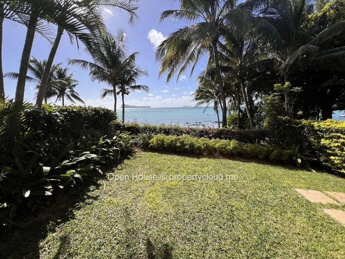 Magnifique appartement pieds dans l'eau, vue féérique sur le lagon de Cap Malheureux et les îles. 3 chambres. Piscine.