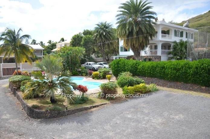 Estate Villa with Airbnb Guest Suites, Squash Courts & Sea Views - For sale - Tamarin