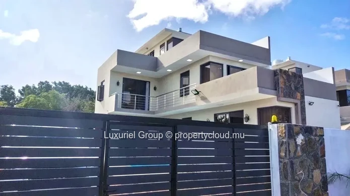 Contemporary Villa with Pool, 4 En-Suite Bedrooms and Terraces 