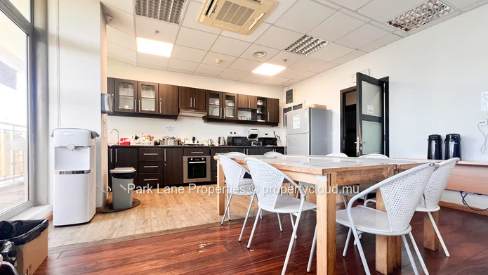 Vivez l’Excellence : Votre bureau panoramique à Ebène !