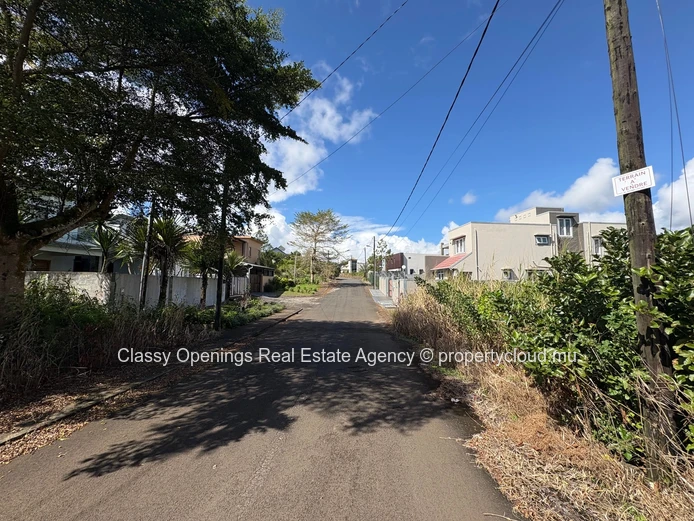 529 m² Hermitage Plot — Paved Road, Near Schools & Shops