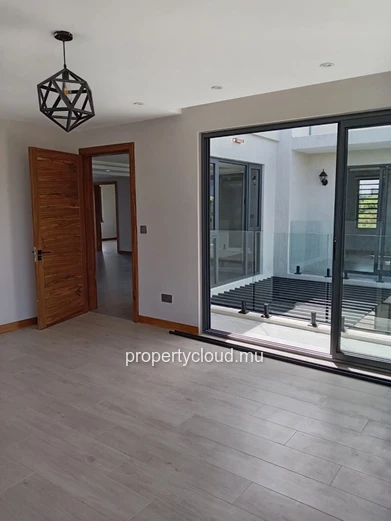 Villa contemporaine neuve à Pereybere – 6 chambres – Piscine centrale – Prestations premium