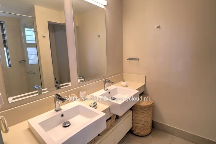 Modern 3-bed apartment with garden and private access to the beach of Pointe d'Esny.  