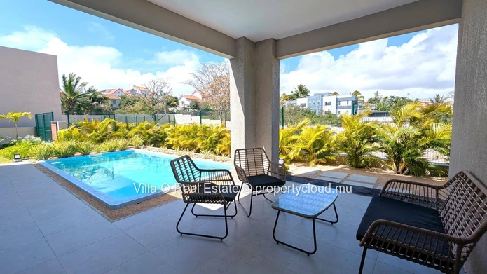 Dans une toute nouvelle résidence sécurisée, exclusive, avec un superbe jardin commun de 2000 m2, jolie maison avec j...