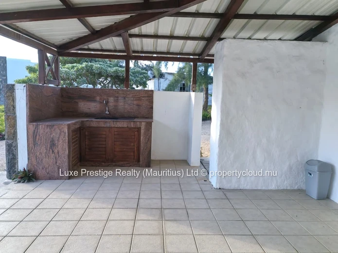 Beachfront 3-Bedroom Villa with Detached Studio on 2,587.75 m² Land in Poste Lafayette | Direct Beach Access | Leaseh...