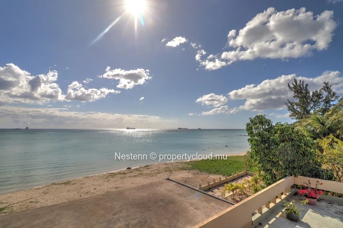 Seafront commercial property 