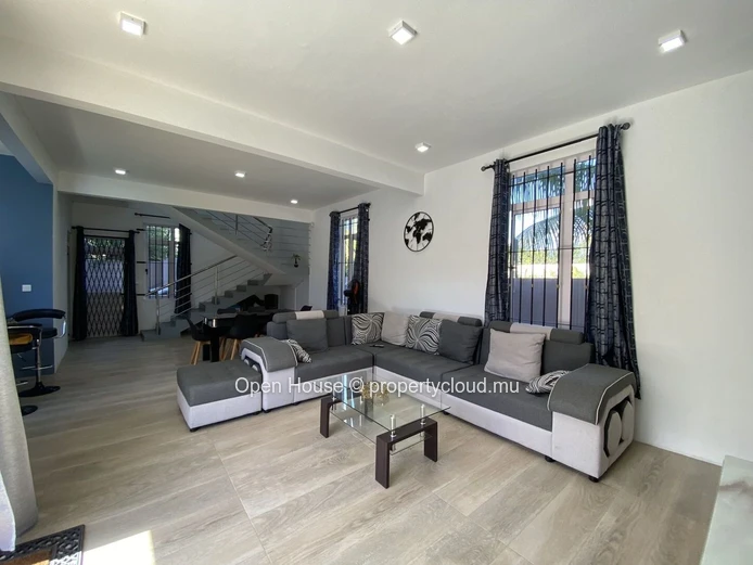 Vente Marché local - belle et grande villa lumineuse de 5 chambres entièrement meublée avec piscine privée - Calodyne