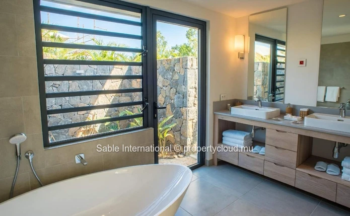 Villa PDS à vendre, Tamarin, 364m² habitables, terrain 669m², 3 chambres, piscine privée, accès mer, proche écoles
