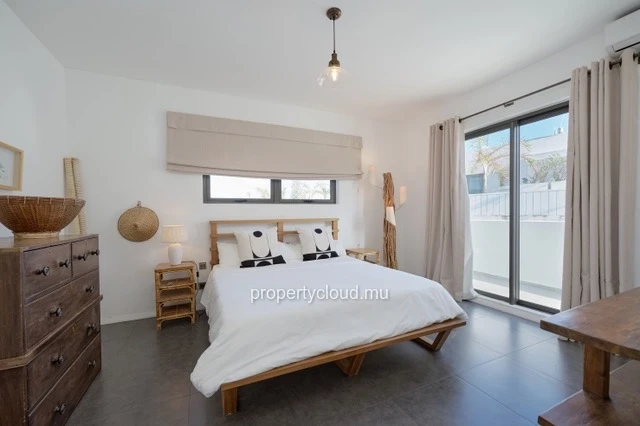 FOR RENT – 3-bedroom penthouse with sea view, Pereybere