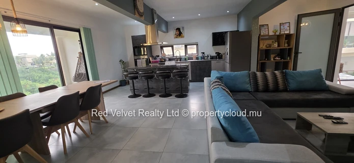 Luxury Furnished 3-Bedroom Townhouse with Rooftop Terrace and Jacuzzi – Flic en Flac | Rs 15M