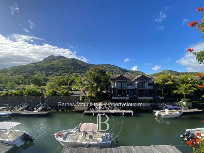 BLACK RIVER - Apartment with Mountain Views - 3 Bedrooms