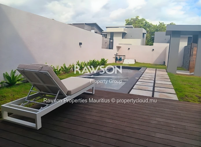Modern Unfurnished 4-Bedroom Villa with Pool – West Coast Living
