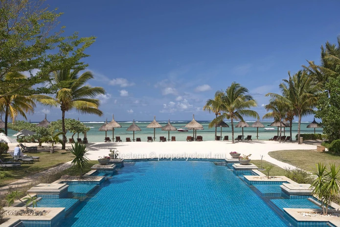 Contemporary 2-bed villa with golf view and private pool in a renowned domain