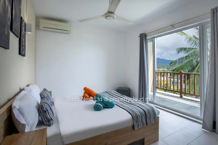 Contemporary 2-Bedroom West Coast Apartment with Panoramic Mountain Views