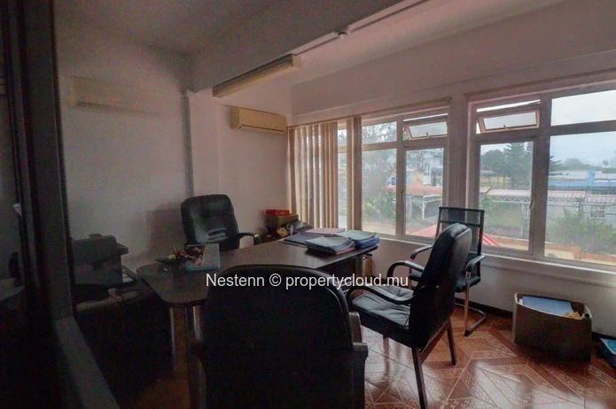 Spacious office on the 1st floor, offering peace and quiet and optimal working conditions.