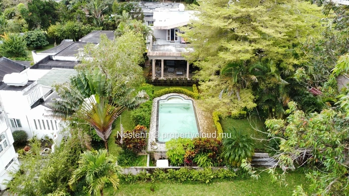 4-bedroom villa with a 2110m² garden, private pool, rustic and modern charm