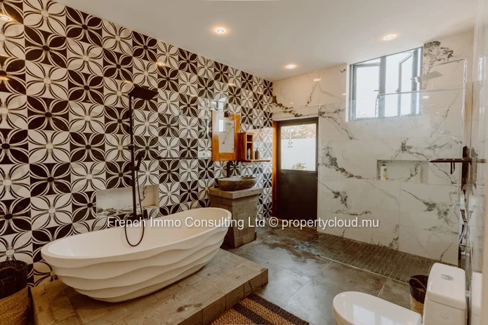 Superbe villa style chalet, 4 chambres en suites, piscine et jardin a grand baie chemin 20 pieds