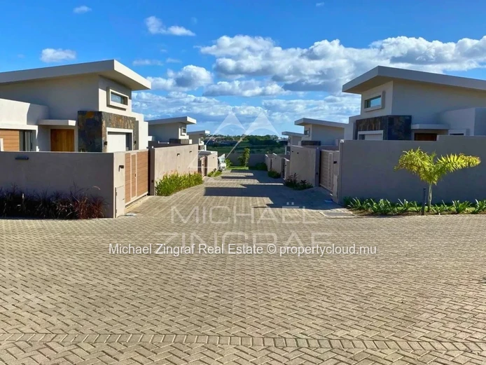 3-Bedroom Villa with Private Pool in Secure Estate – Pereybere