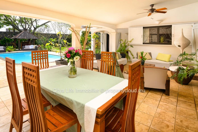 Maison meublée à louer à Calodyne, 406m² sur terrain de 2.500m², 4 chambres, piscine privée, garage, jardin, veranda....