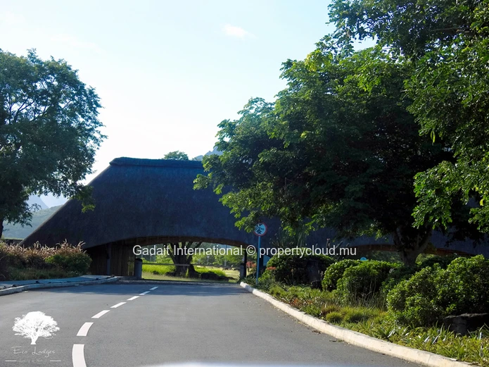 Eco Native Lodge Villa : villa de luxe avec piscine à Rivière Noire