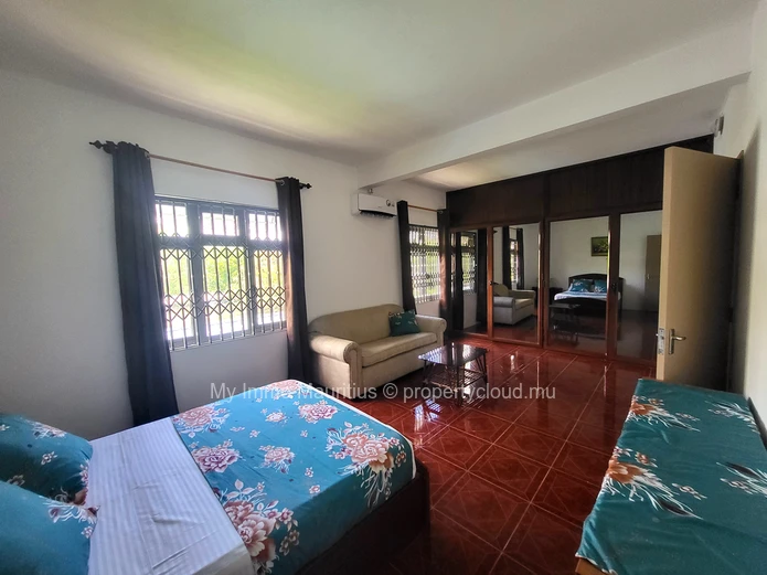 Villa of 3 apartments 300 meters from the sea