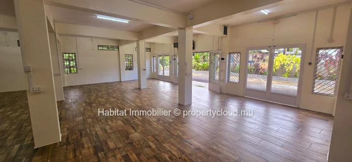 A louer : Bureau non meublé de 128 m² avec 5 places de parking, situé au rez-de-chaussée à Floréal