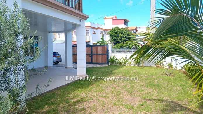 À vendre : Élégante villa rénovée de 4 chambres à Flic en Flac, Île Maurice