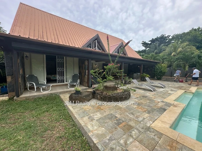 Villa à louer à Rivière Noire – Île Maurice | Résidence sécurisée avec accès mer