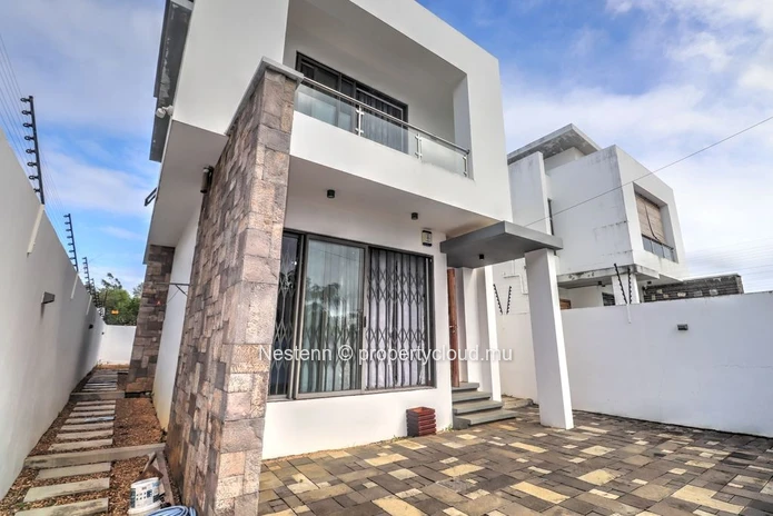3 bedrooms contemporary in a quiet area 