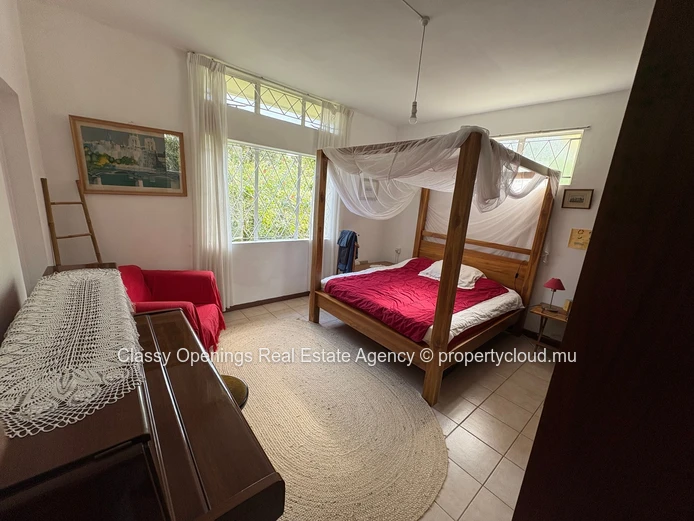Charming 4-Bed Villa in Curepipe with Veranda & Garden