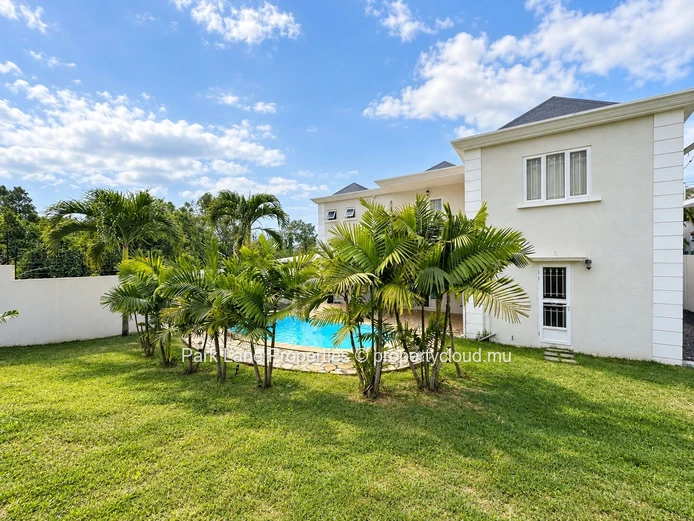 Spacious 4 bedroom family home for rent with pool and garden
