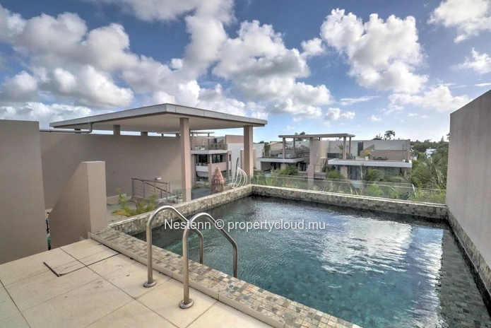 Modern and well-designed 3-bedroom penthouse a few minutes walk from the beach