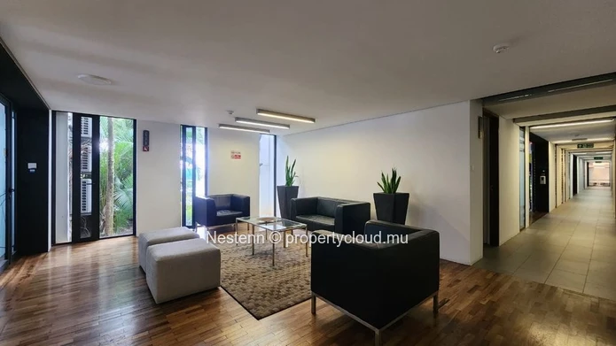Modern office of 22.5 m² with a private parking and convenient amenities nearby.
